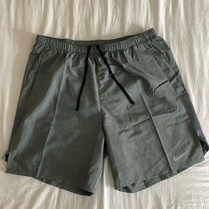 Never worn Nike men’s challenger 7” brief lined running shorts size medium